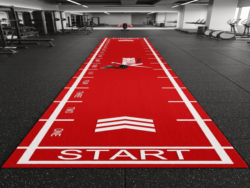 ingegnere che controlla la qualità di un rotolo di tappeto erboso